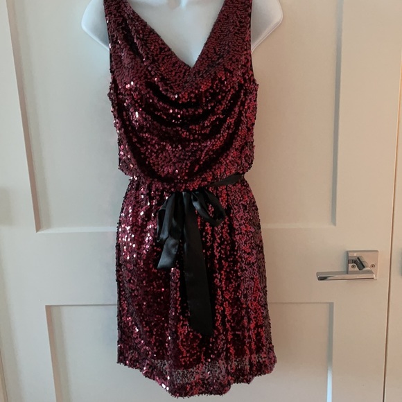 Cache red sequin mini dress, cowl neck, elastic waist W/ black tie belt size 4 - Picture 1 of 7